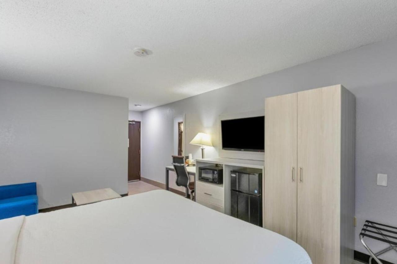 Days Inn By Wyndham Savannah Gateway I-95 Джорджтаун Екстер'єр фото
